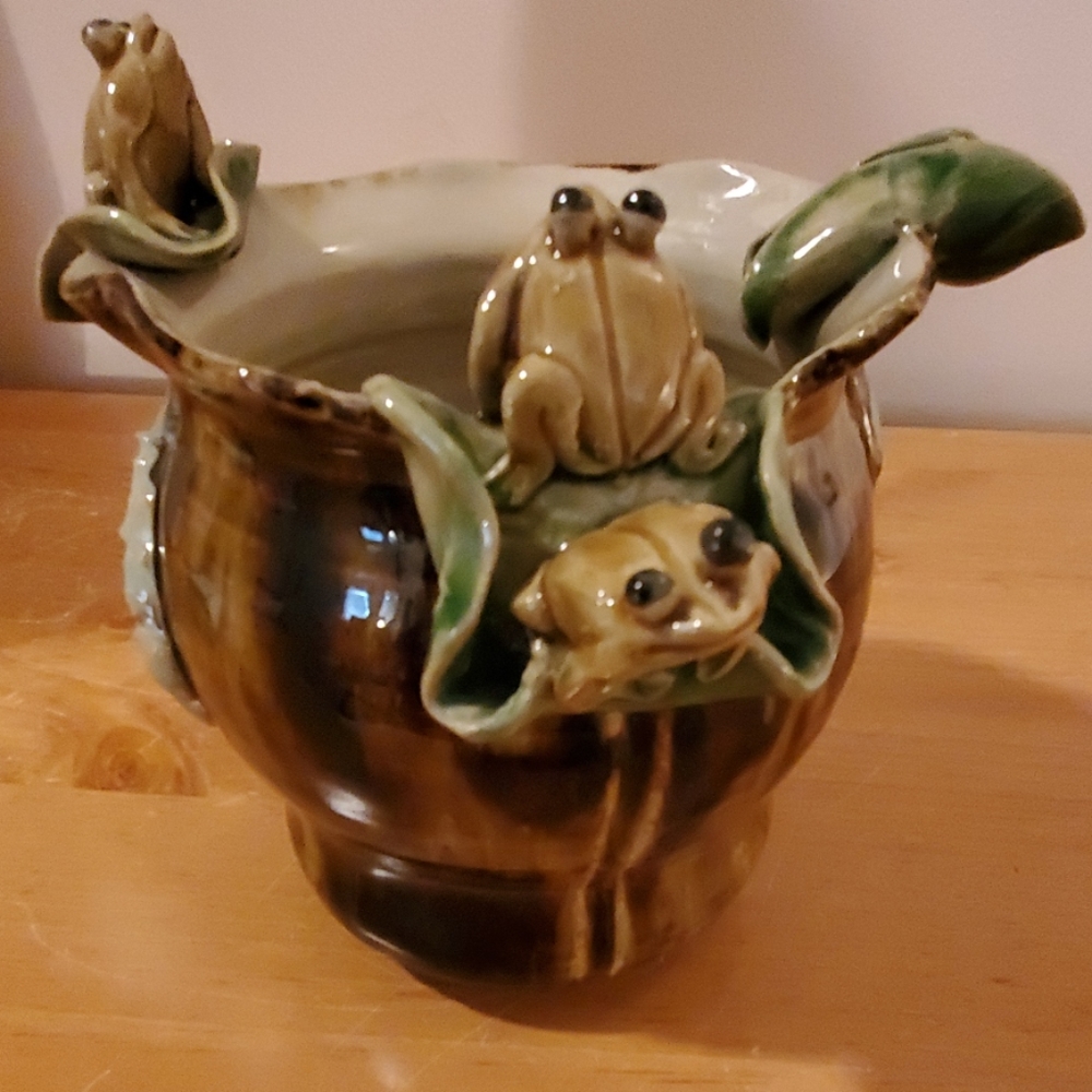Vintage Majolica style frog vase